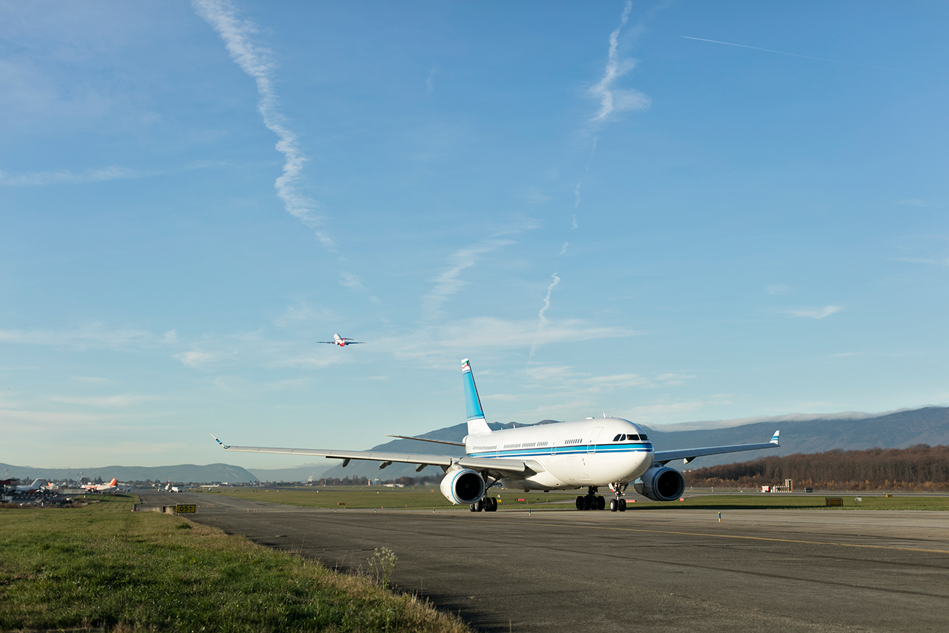 Flughafen Flugzeug Himmel Landebahn Berge