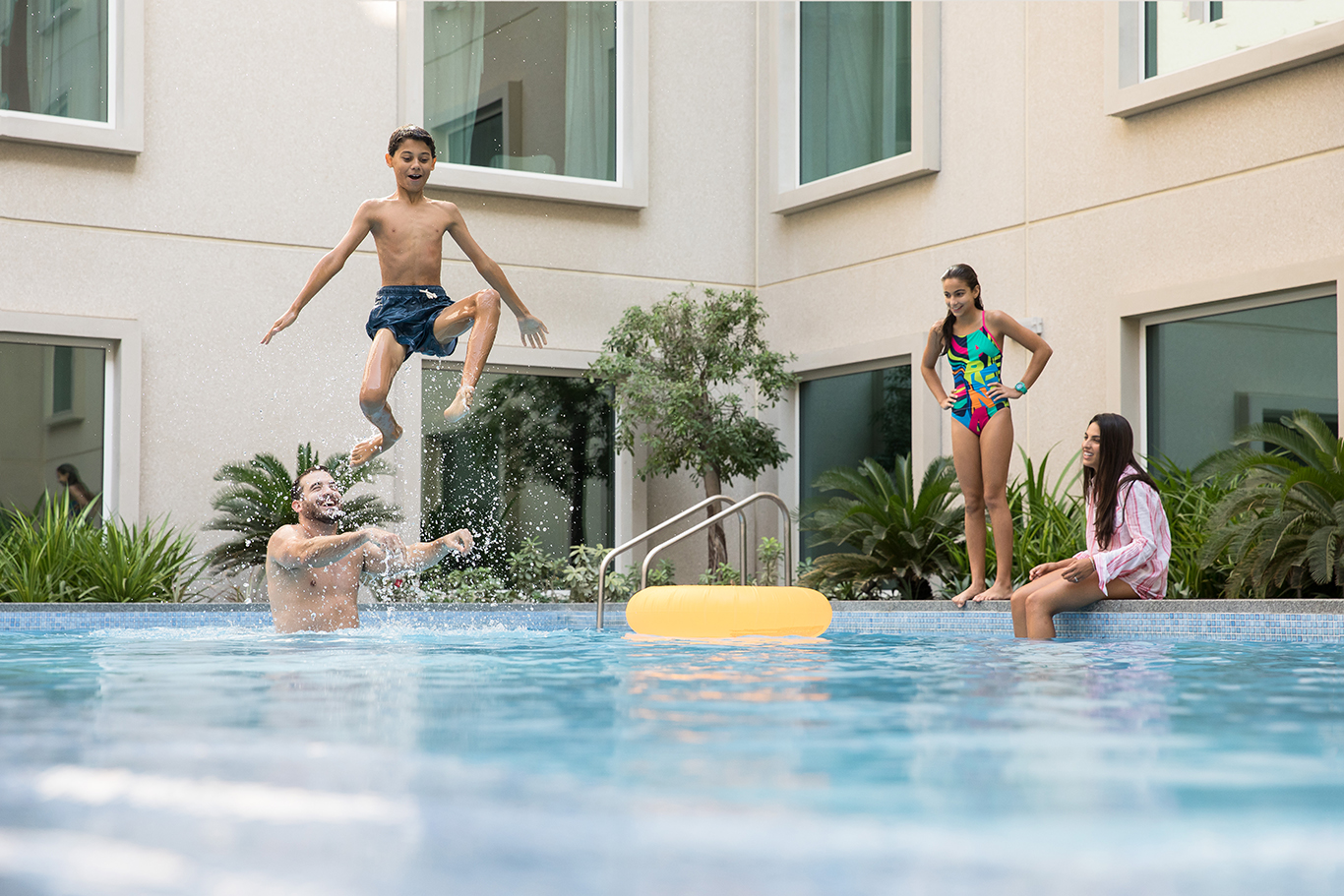 Dubai Wasser Badespaß Schwimmbecken Familie