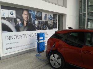 BMW i3 Schneider Electric Ladelösung Elektroauto E-Auto Rot Auto