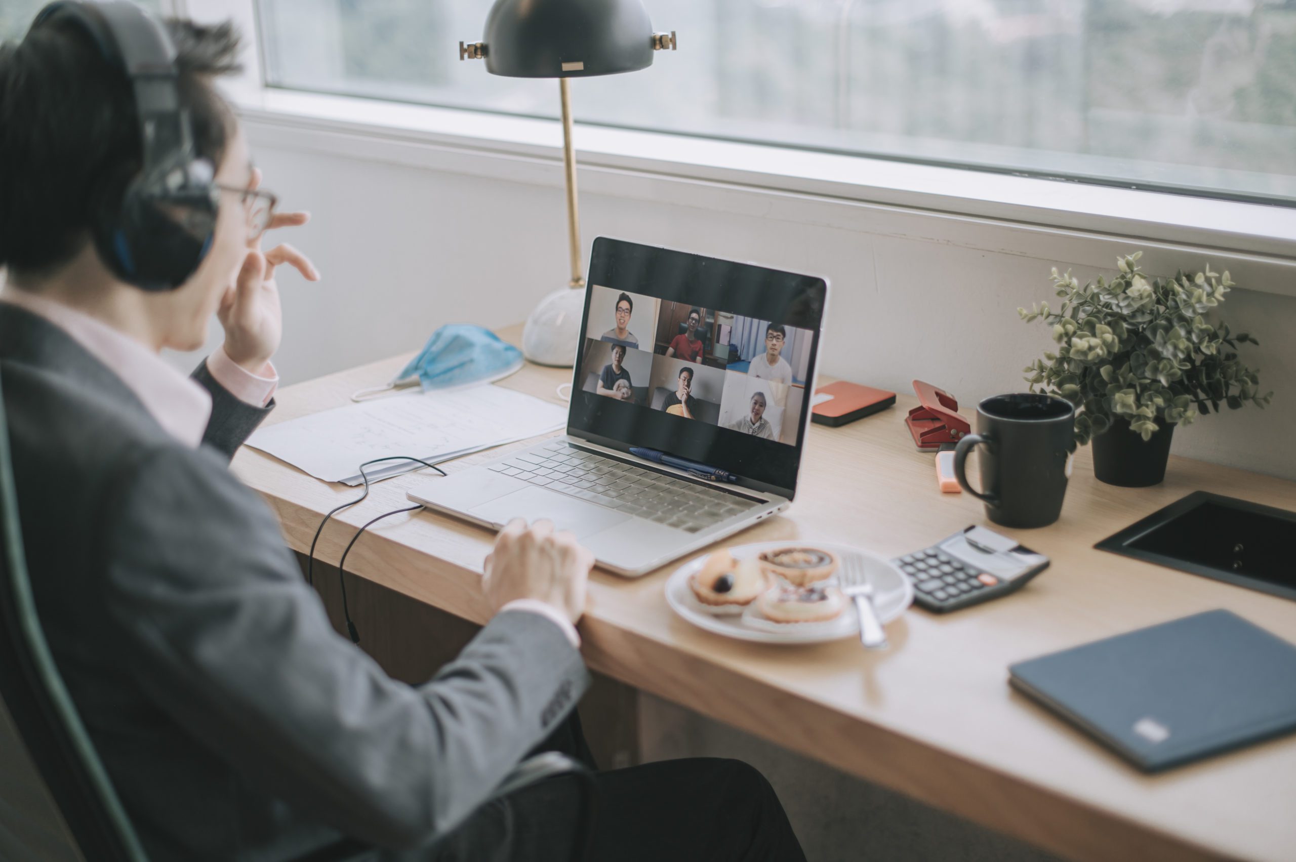 Ein Schneider Electric Mitarbeiter sitzt im virtuellen Meeting