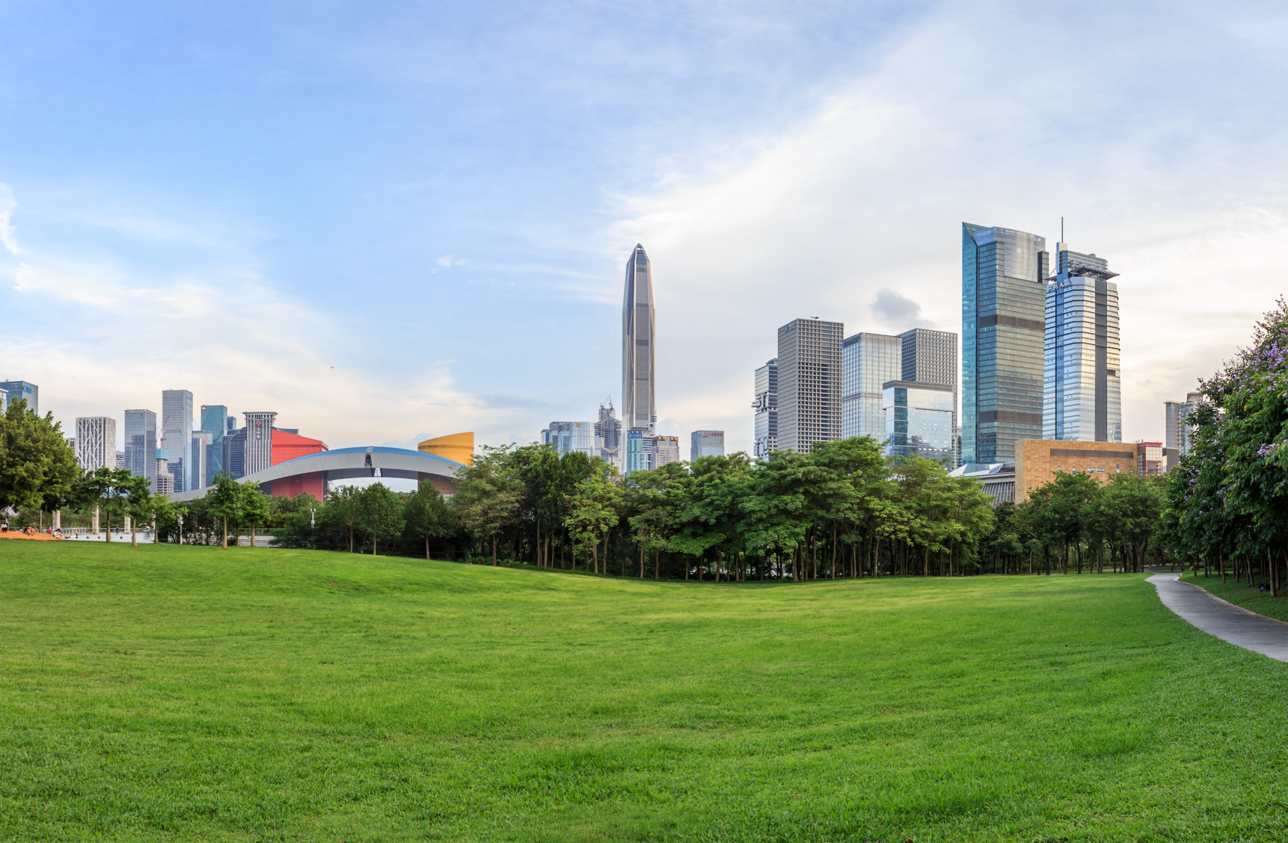 L'herbe et les bâtiments emblématiques du centre ville de Shenzhen, il n'y a personne sur la photo.