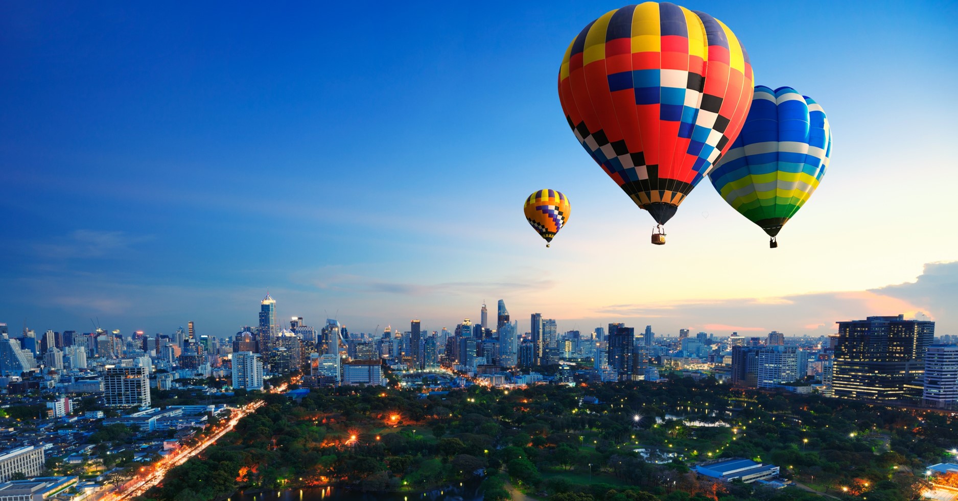 paysage avec des montgolfières