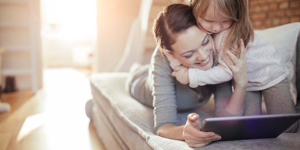 Gros plan d'une mère et de sa fille utilisant une tablette numérique