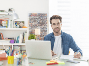 Un homme dans un bureau
connecté