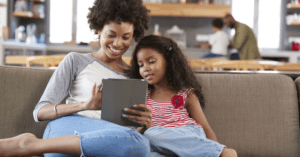 Une mère et sa fille sur une tablette
connecté