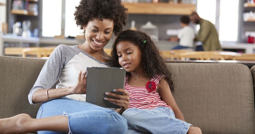 Une mère et sa fille sur une tablette