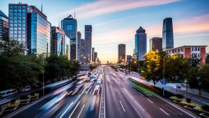 Stadsbild med bostäder och fastigheter som behöver driftsäkras för att allt ska fungera som det ska i vardagen.