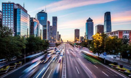 Stadsbild med bostäder och fastigheter som behöver driftsäkras för att allt ska fungera som det ska i vardagen.