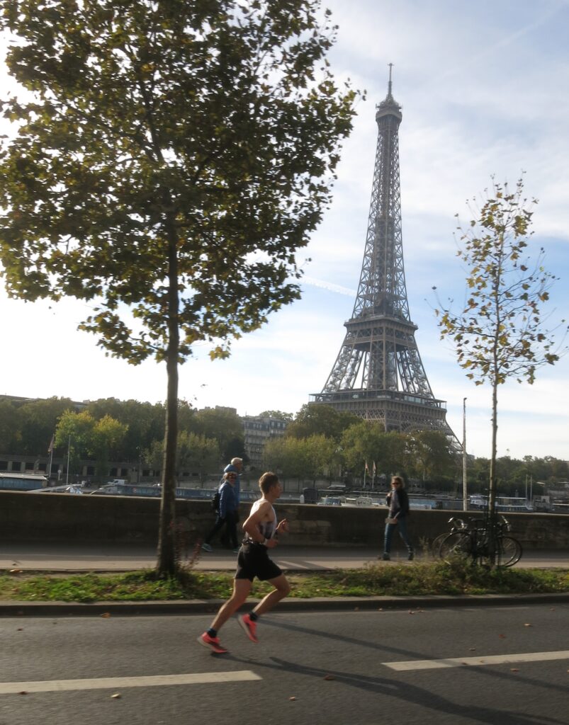 A Paris Marathon tip - you can't help but admire the monuments as you run by them on your route, so join the #SEGreenRunners community today.