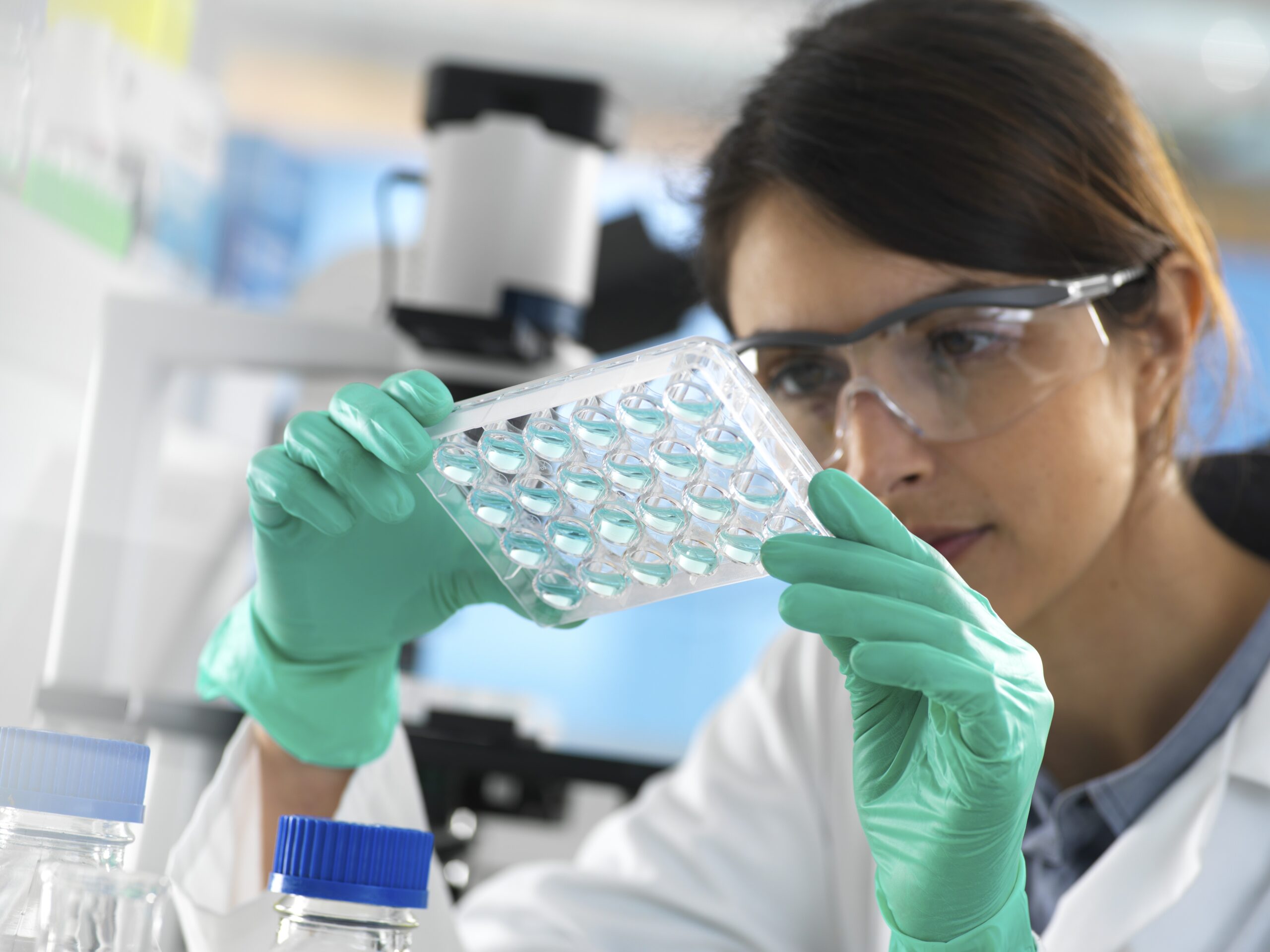 Scientist viewing a multi-well plate containing samples for testing in the laboratory. Life Sciences companies must be able to provide regulators with data-intensive, high-credibility reporting. To do this, a robust approach to environmental monitoring systems is key.